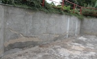 Moravské naftové doly Hodonín - Původní rozpraskaná betonová zeď